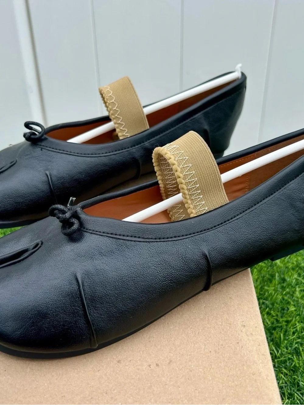 TABI STYLE SHOES BLACK SPLIT-TOE BALLET FLATS W/STRAP UNBRANDED COMFY SZ 39 NEW